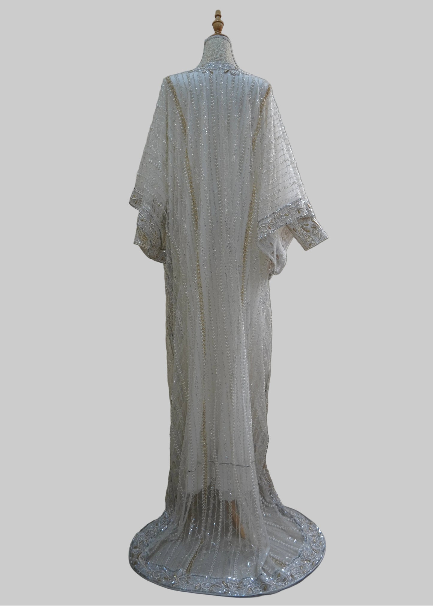ثوب العروس مع الطرحة  /Wedding dress